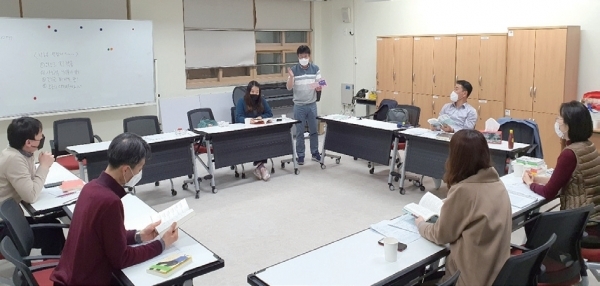 경기도중등역사교육연구회 모임에서 교사들이 코로나 시대에 맞춘 역사 수업에 대한 다양한 방향을 논의하고 있다. 경기도중등역사교육연구회 제공