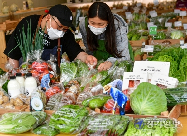 21일 오후 ‘2021년 상반기 로컬푸드 농축산물 판촉전’이 열린 포천로컬푸드 파머스마켓에서 직원들이 소비자들에게 판매할 지역농산물을 준비하고 있다. 이번 행사는 제철을 맞은 로컬푸드 농산물 증정과 판촉 행사 실시로 지역 로컬푸드의 우수성을 알리고 소비자가 직접 그 우수성을 체험하는 기회를 주고자 마련됐다.조주현기자