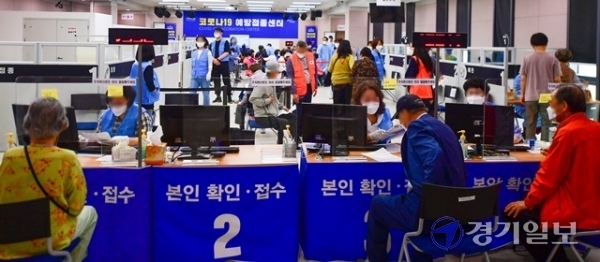 수급 불균형 문제로 인해 잠정 중단됐던 75세 이상 어르신에 대한 코로나19 백신 1차 접종이 재개된 가운데 22일 오전 용인시 한 코로나19 예방접종센터가 어르신과 보호자들로 붐비고 있다. 조주현기자
