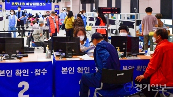 수급 불균형 문제로 인해 잠정 중단됐던 75세 이상 어르신에 대한 코로나19 백신 1차 접종이 재개된 가운데 22일 오전 용인시 한 코로나19 예방접종센터가 어르신과 보호자들로 붐비고 있다. 조주현기자