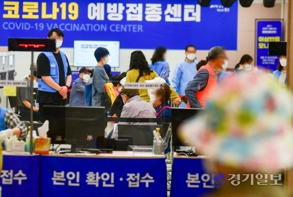 수급 불균형 문제로 인해 잠정 중단됐던 75세 이상 어르신에 대한 코로나19 백신 1차 접종이 재개된 가운데 22일 오전 용인시 한 코로나19 예방접종센터가 어르신과 보호자들로 붐비고 있다. 조주현기자