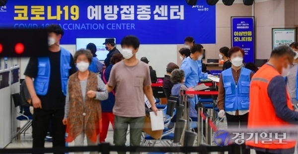 수급 불균형 문제로 인해 잠정 중단됐던 75세 이상 어르신에 대한 코로나19 백신 1차 접종이 재개된 가운데 22일 오전 용인시 한 코로나19 예방접종센터가 어르신과 보호자들로 붐비고 있다. 조주현기자