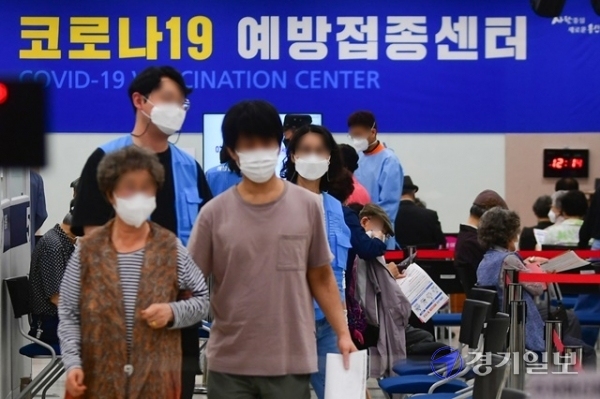 수급 불균형 문제로 인해 잠정 중단됐던 75세 이상 어르신에 대한 코로나19 백신 1차 접종이 재개된 가운데 22일 오전 용인시 한 코로나19 예방접종센터가 어르신과 보호자들로 붐비고 있다. 조주현기자