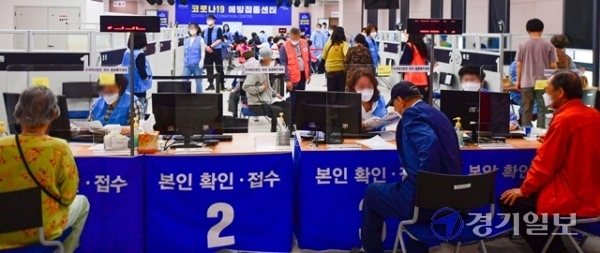 수급 불균형 문제로 인해 잠정 중단됐던 75세 이상 어르신에 대한 코로나19 백신 1차 접종이 재개된 가운데 22일 오전 용인시 한 코로나19 예방접종센터가 어르신과 보호자들로 붐비고 있다. 조주현기자