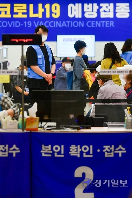 수급 불균형 문제로 인해 잠정 중단됐던 75세 이상 어르신에 대한 코로나19 백신 1차 접종이 재개된 가운데 22일 오전 용인시 한 코로나19 예방접종센터가 어르신과 보호자들로 붐비고 있다. 조주현기자