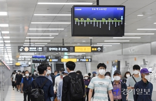 서울 도시철도 7호선 석남 연장선 개통 첫날인 22일 오전 종착역인 석남역에 도착한 시민들이 승강장을 빠져 나오고 있다. 7호선 석남 연장선은 기존 종착역인 부평구청역에서 산곡역을 거쳐 석남역까지 이르는 총연장 4.165km 노선이다. 장용준기자
