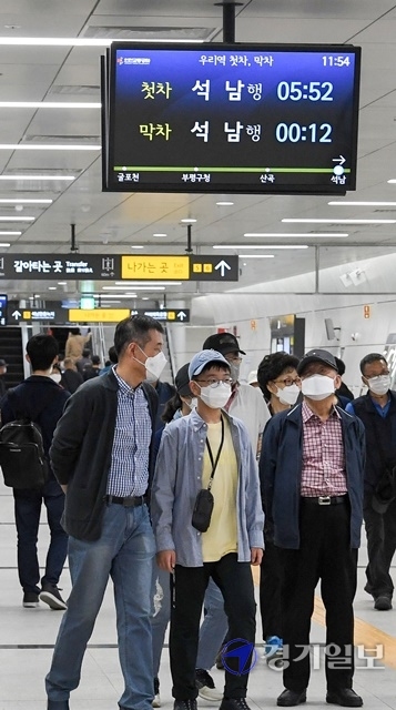 서울 도시철도 7호선 석남 연장선 개통 첫날인 22일 오전 종착역인 석남역에 도착한 시민들이 승강장을 빠져 나오고 있다. 7호선 석남 연장선은 기존 종착역인 부평구청역에서 산곡역을 거쳐 석남역까지 이르는 총연장 4.165km 노선이다. 장용준기자
