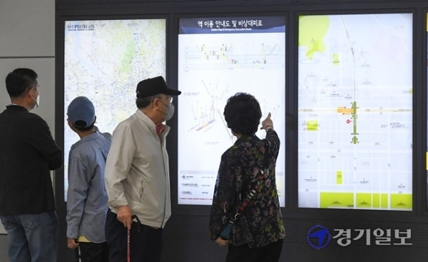 서울 도시철도 7호선 석남 연장선 개통 첫날인 22일 오전 종착역인 석남역에 도착한 시민들이 역주변 안내도를 살펴보고 있다. 7호선 석남 연장선은 기존 종착역인 부평구청역에서 산곡역을 거쳐 석남역까지 이르는 총연장 4.165km 노선이다. 장용준기자