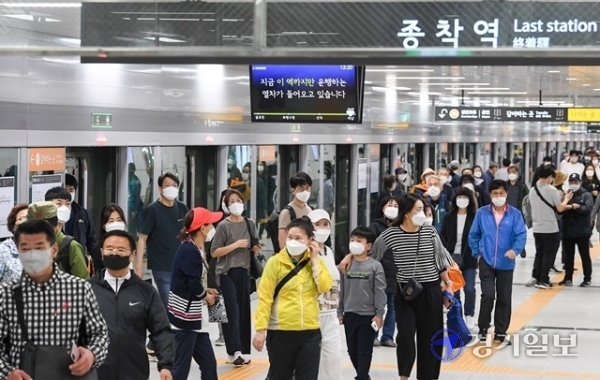 서울 도시철도 7호선 석남 연장선 개통 첫날인 22일 오전 종착역인 석남역에 도착한 시민들이 승강장을 빠져 나오고 있다. 7호선 석남 연장선은 기존 종착역인 부평구청역에서 산곡역을 거쳐 석남역까지 이르는 총연장 4.165km 노선이다. 장용준기자