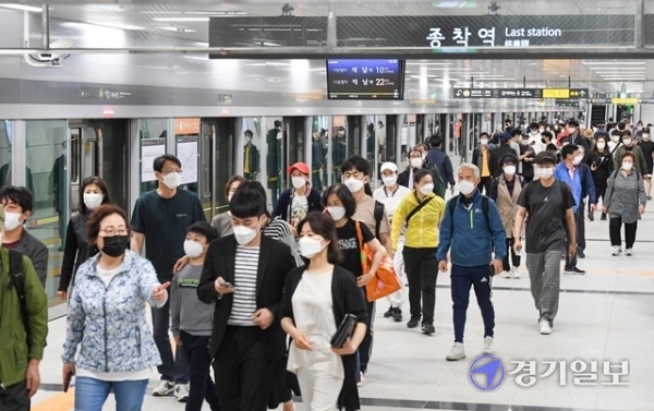 서울 도시철도 7호선 석남 연장선 개통 첫날인 22일 오전 종착역인 석남역에 도착한 시민들이 승강장을 빠져 나오고 있다. 7호선 석남 연장선은 기존 종착역인 부평구청역에서 산곡역을 거쳐 석남역까지 이르는 총연장 4.165km 노선이다. 장용준기자