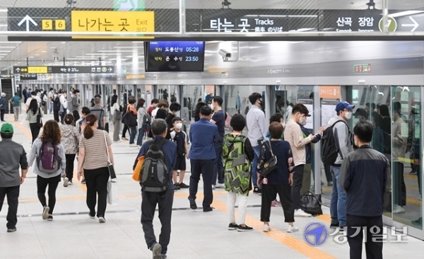 서울 도시철도 7호선 석남 연장선 개통 첫날인 22일 오전 종착역인 석남역에서 시민들이 전동차를 기다리고 있다. 7호선 석남 연장선은 기존 종착역인 부평구청역에서 산곡역을 거쳐 석남역까지 이르는 총연장 4.165km 노선이다. 장용준기자