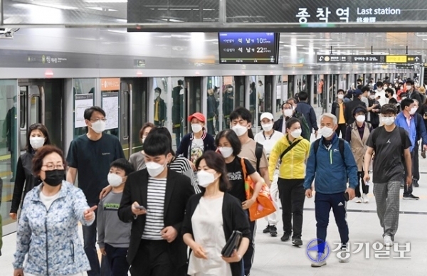 서울 도시철도 7호선 석남 연장선 개통 첫날인 22일 오전 종착역인 석남역에 도착한 시민들이 승강장을 빠져 나오고 있다. 7호선 석남 연장선은 기존 종착역인 부평구청역에서 산곡역을 거쳐 석남역까지 이르는 총연장 4.165km 노선이다. 장용준기자
