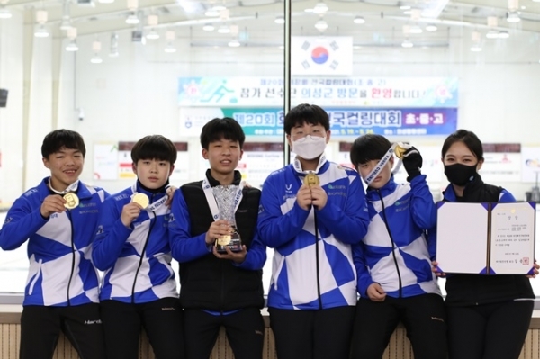 의정부시G-스포츠클럽팀이 지난 21일 오후 7시 경북 의성컬링센터에서 열린 제20회 회장배 전국 컬링대회(초ㆍ중ㆍ고)에서 남자중등부 우승을 확정짓고 기념촬영을 하고 있다. 경기도컬링연맹 제공