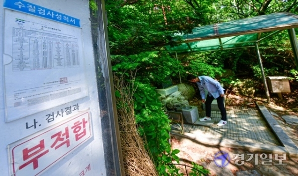 22일 오후 성남시 분당중앙공원 약수터에서 더운 날씨에 목을 축이러 온 한 시민이 발길을 돌리고 있다. 한 시민은 