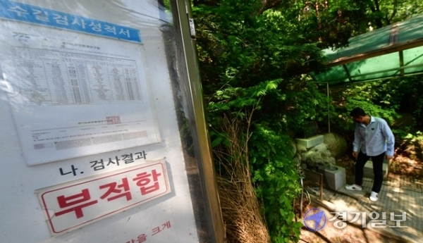 22일 오후 성남시 분당중앙공원 약수터에서 더운 날씨에 목을 축이러 온 한 시민이 발길을 돌리고 있다. 한 시민은 