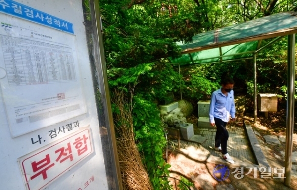 22일 오후 성남시 분당중앙공원 약수터에서 더운 날씨에 목을 축이러 온 한 시민이 발길을 돌리고 있다. 한 시민은 
