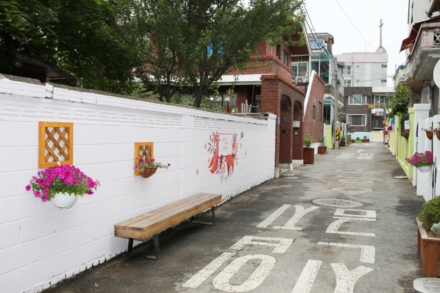 이천시 창전동 도시재생활성화지역 내 주택가에 벽화가 그려져 있다. 이천시 제공