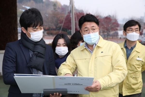 엄태준 이천시장이 도시재생활성화지역을 둘러 보고 있다. 이천시 제공
