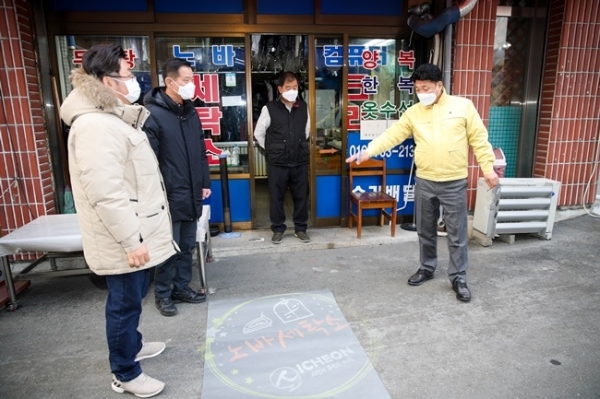 엄태준 이천시장이 도시재생활성화지역을 둘러 보고 있다. 이천시 제공