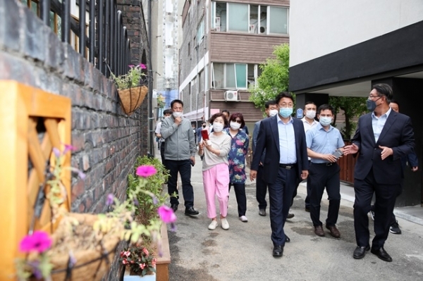 엄태준 이천시장이 도시재생활성화지역을 둘러 보고 있다. 이천시 제공