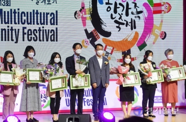 23일 오후 수원시청에서 열린 '제13회 다문화 한가족 축제'에서 조청식 수원시 제1부시장, 조석환 수원시의회 의장 및 온라인 참가자들이 특별 퍼포먼스를 펼치고 있다. 2021년 세계인의 날 기념으로 열린 이번 행사는 코로나19 예방을 위해 최소 관계자만 참석한 채 온라인으로 진행됐다. 김시범기자