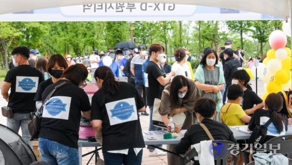 23일 GTX-D 인천시민추진단 주최, '인천공항발 GTX-D 노선 따라 걸어요' 행사가 열린 서구 청라호수공원에서 청라·영종·루원시티 주민들이 줄지어 제4차 국가철도망 구축계획에 인천공항발 GTX-D 노선 반영을 촉구하는 서명을 하고 있다. 장용준기자