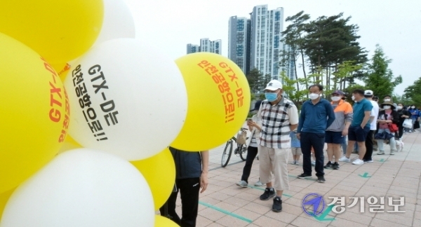 23일 GTX-D 인천시민추진단 주최, '인천공항발 GTX-D 노선 따라 걸어요' 행사가 열린 서구 청라호수공원에서 청라·영종·루원시티 주민들이 줄지어 제4차 국가철도망 구축계획에 인천공항발 GTX-D 노선 반영을 촉구하는 서명을 하고 있다. 장용준기자