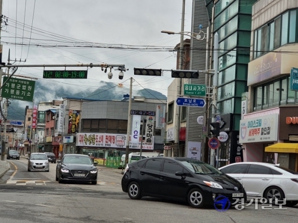 한 주민이 가평군 가평읍 읍내리 읍내사거리를 건너가고 있다. 읍내사거리 신호등이 고장 난 채 방치, 보행자들의 안전을 위협하고 있다. 신상운기자