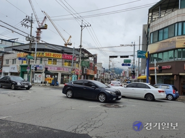 한 주민이 가평군 가평읍 읍내리 읍내사거리를 건너가고 있다. 읍내사거리 신호등이 고장 난 채 방치, 보행자들의 안전을 위협하고 있다. 신상운기자