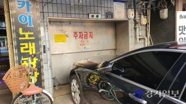 부천 중동 먹자거리 상가 부설주차장 기계식 승강기 대부분이 고장 난 상태로 방치되고 있거나 물건 적치 장소로 사용되고 있어 당국의 지도ㆍ감독이 필요하다. 김종구기자