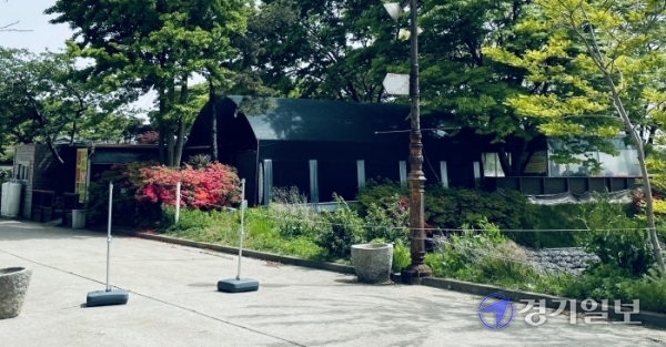시흥시 오이도 유원지 인근 정왕동 876-363 특정인이 수년째 국유지를 무단점유한 채 불법 건축물을 설치하고 영업행위를 하고 있다. 김형수기자
