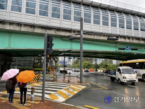 성남시 분당구 운중동 두밀사거리 교통개선이 늦어지고 있어 지역주민들의 불편이 지속될 것으로 보인다. 사진은 두밀사거리 일대. 김해령기자