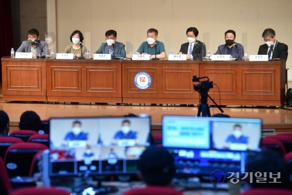 25일 오후 수원시 경기문화재단 다산홀에서 열린 탄소중립 관련 토론회에서 신선철 경기언론인클럽 이사장 등 내빈과 토론자들이 기념촬영을 하고 있다. (사)경기언론인클럽, 기후위기경기비상행동 공동주최로 열린 이번 토론회는 최소한의 인원만 참석한 채 온라인으로 생중계 됐다. 김시범기자