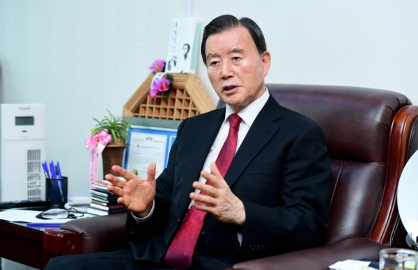 국민의힘 당대표 경선에 나선 홍문표 의원이 본보와의 인터뷰에서 내년 정권교체를 위한 ‘반 문재인 전선 빅텐트’ 등에 대해 설명하고 있다. (홍문표 의원 제공)
