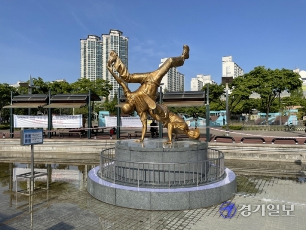 부천에서 진행된 공공미술 프로젝트인 비보이 조형물 건립사업 관련 작가 인건비 일부를 부천미술협회 발전기금으로 떼었다는 지적이 제기됐다. 사진은 부천 상동호수공원 분수시설 내 설치된 비보이 조형물. 김종구기자