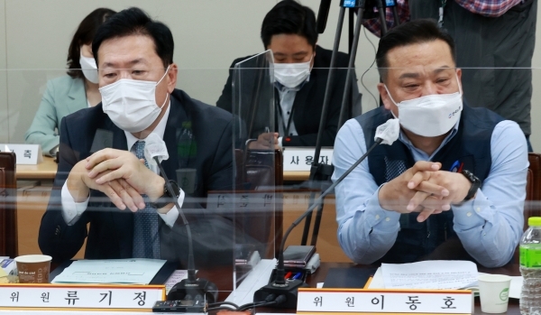 지난 18일 정부세종청사 최저임금위원회 회의실에서 열린 2차 전원회의에서 근로자위원인 이동호 한국노총 사무총장(오른쪽)과 사용자위원인 한국경영자총협회 류기정 전무가 대화를 하고 있다. 연합뉴스