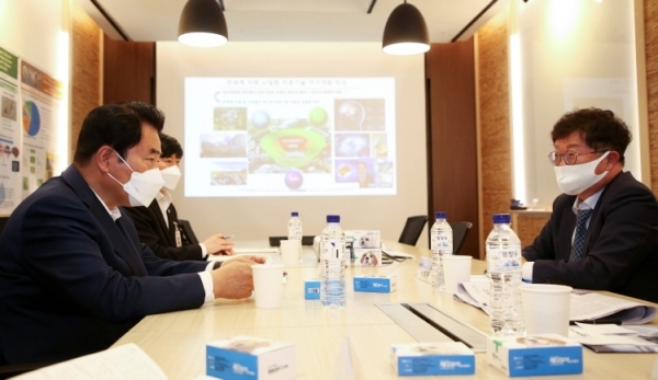 백군기 용인시장이 26일 (주)지엔티파마를 방문화해 곽병주 사장과 환담을 나누고 있다.