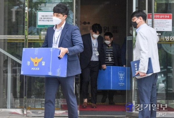 27일 오전  대리수술 의혹을 받고 있는 인천 모 척추 전문병원에서 압수수색을 마친 인천경찰청 광역수사대 경찰들이 압수품을 들고 병원을 나서고 있다. 이 병원은 의사가 아닌 행정직원들이 수술을 하는 등  의료법 위반 혐의를 받고 있다. 장용준기자