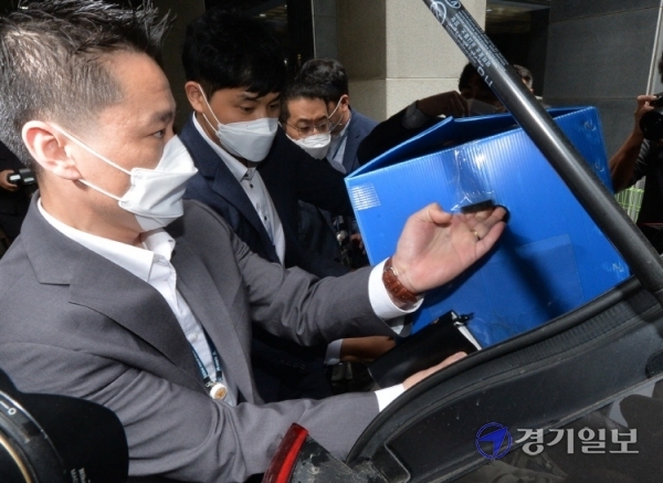 27일 오전  대리수술 의혹을 받고 있는 인천 모 척추 전문병원에서 압수수색을 마친 인천경찰청 광역수사대 경찰들이 압수품을 들고 병원을 나서고 있다. 이 병원은 의사가 아닌 행정직원들이 수술을 하는 등  의료법 위반 혐의를 받고 있다. 장용준기자