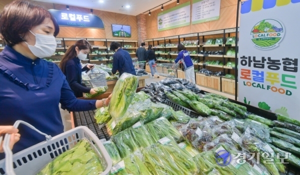 27일 오후 하남시 망월동 농협 로컬푸드직매장에서 시민들이 지역생산물을 구매하고 있다. 윤원규기자