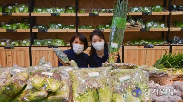 27일 오후 하남시 망월동 농협 로컬푸드직매장에서 시민들이 지역생산물을 구매하고 있다. 윤원규기자