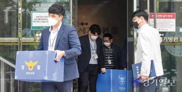 27일 오전 대리수술 의혹을 받고 있는 인천 21세기 병원에서 압수수색을 마친 인천경찰청 광역수사대 경찰들이 압수품을 들고 병원을 나서고 있다. 이 병원은 의사가 아닌 행정직원들이 수술을 하는 등 의료법 위반 혐의를 받고 있다. 장용준기자