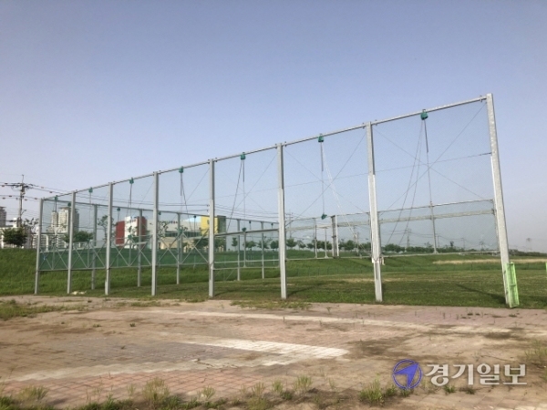 평택 군문교 인근 안성천 하천 부지에 설치된 야구장 비구 방지 펜스(빨간 점선원)가 하천 제방 붕괴의 위험 요인으로 꼽히고 있다. 정정화기자