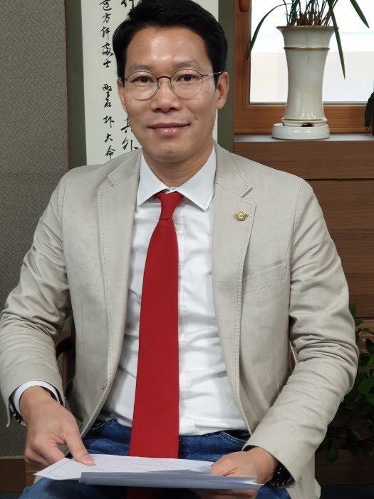민원일지를 들고 있는 임종훈 시의원