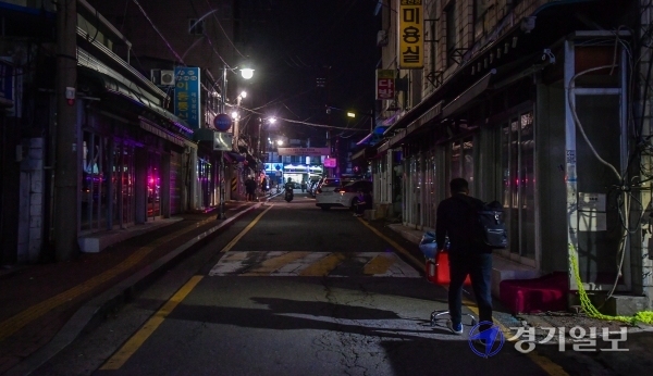 60년 넘게 도심 속 흉물로 남아 있던 수원역 성매매 집결지가 31일 밤 11시20분울 기해 모두 문을 닫았다. 올해 초 113곳으로 집계됐던 성매매 업소들은 경찰 단속이 느슨하다는 본보 지적 이후 급격히 감소하기 시작했고, 이날로 전원 폐쇄됐다. 윤원규기자