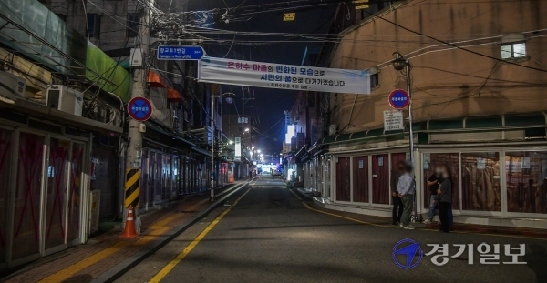 60년 넘게 도심 속 흉물로 남아 있던 수원역 성매매 집결지가 31일 밤 11시20분울 기해 모두 문을 닫았다. 올해 초 113곳으로 집계됐던 성매매 업소들은 경찰 단속이 느슨하다는 본보 지적 이후 급격히 감소하기 시작했고, 이날로 전원 폐쇄됐다. 윤원규기자