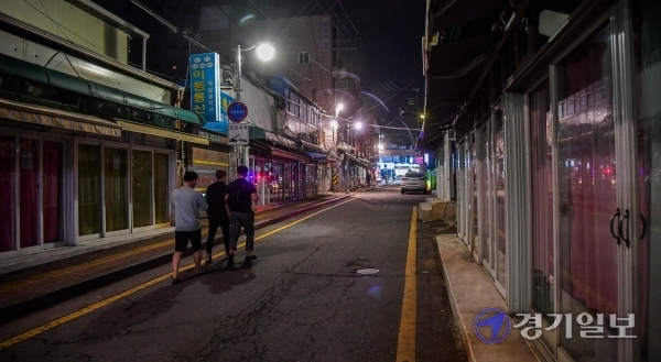 60년 넘게 도심 속 흉물로 남아 있던 수원역 성매매 집결지가 31일 밤 11시20분울 기해 모두 문을 닫았다. 올해 초 113곳으로 집계됐던 성매매 업소들은 경찰 단속이 느슨하다는 본보 지적 이후 급격히 감소하기 시작했고, 이날로 전원 폐쇄됐다. 윤원규기자