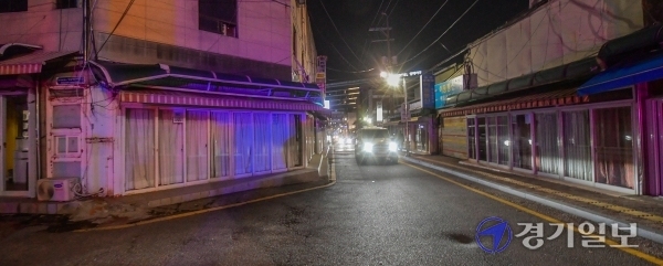 60년 넘게 도심 속 흉물로 남아 있던 수원역 성매매 집결지가 31일 밤 11시20분울 기해 모두 문을 닫았다. 올해 초 113곳으로 집계됐던 성매매 업소들은 경찰 단속이 느슨하다는 본보 지적 이후 급격히 감소하기 시작했고, 이날로 전원 폐쇄됐다. 윤원규기자