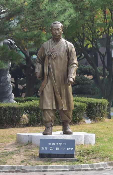 ▲ 수원시청 앞 올림픽공원에 세워진 필동 임면수 선생 동상.
