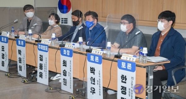 28일 오후 고양국제꽃박람회 컨퍼런스룸에서 열린 '2021 경기도 정책토론대축제'에서 이용우·홍정민 국회의원, 최승원 도의원 등 참석자와 패널들이 기념촬영을 하고 있다. 윤원규기자